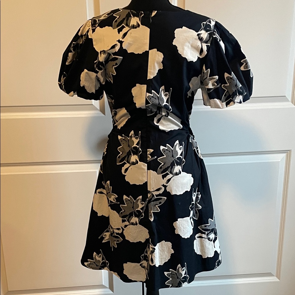 Scoop Sides Cutout Poplin Dress with Puff Sleeves Size Medium (Juniors) - Picture 7 of 9